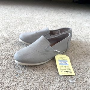 NWT women’s grey toms